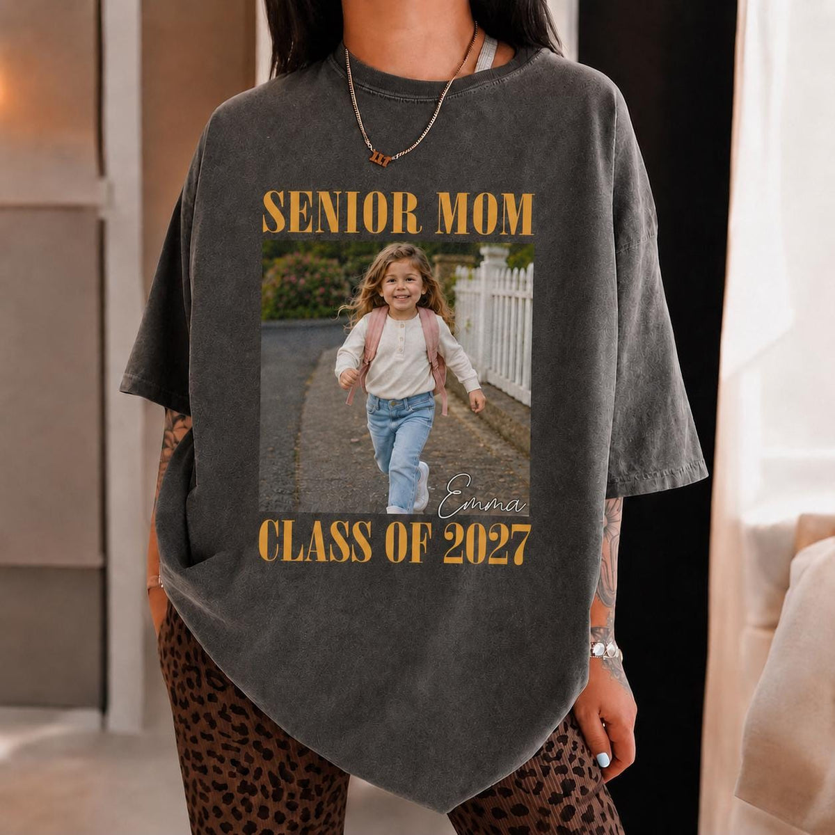 Personalized Vintage Photo Senior Mom 2027 Shirt, Mom of a Senior Graduation Tee, Custom Class of 2027 Gift, Proud Senior Mom Shirt